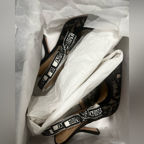 J'ADIOR SLINGBACK PUMP
Transparent Mesh Embroidered with Black Butterfly Motif - Picture 7 of 10